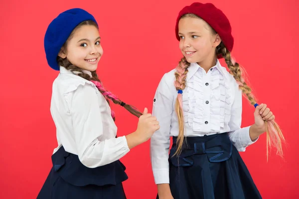 Beste Freunde. Kleine Mädchen mit Zöpfen, bereit für die Schule. Schulmodekonzept. Schicker Stil. Schulfreundschaft. Schülerinnen tragen formelle Schuluniform. Kinder schöne Mädchen lange geflochtene Haare — Stockfoto