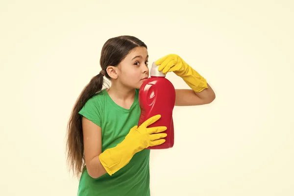 Vérifie l'odeur. Fille dans des gants en caoutchouc pour le nettoyage tenir grande bouteille en plastique savon chimique fond blanc liquide. Utilisez un produit professionnel pour le nettoyage. Produit utile ménage. Fournitures de nettoyage — Photo