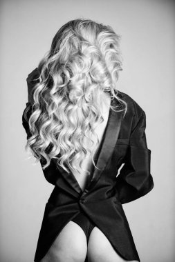 Çıplak vücut giyen ceket ile cazip azgın kadın. Çok seksi hissediyorum. Booty seksi moda bayan. Kız seksi sarışın geriye resmi ceket giymek. Oops ben karıştırdım. Eğlenceli bir ruh hali içinde Kadın seksi kalça