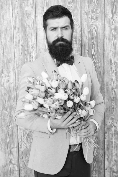 Decir que te amo. Día de las mujeres. Flor para el 8 de marzo. Regalo de primavera. Hombre barbudo hipster con flores. Hombre barbudo con ramo de tulipanes. Una cita de amor. feriado internacional. La primavera del amor. Muestra tu amor — Foto de Stock