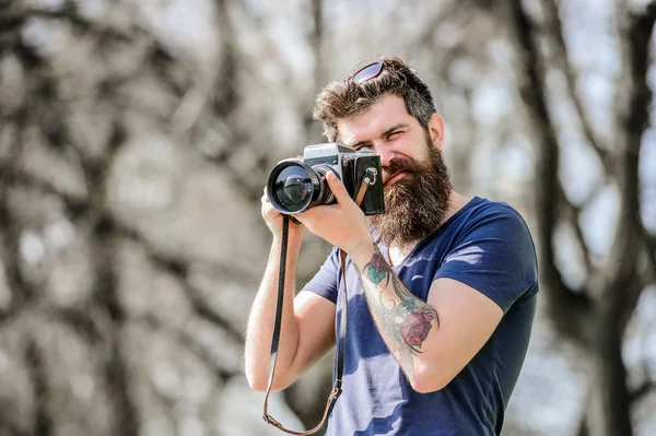 Hipster maduro con barba. Hombre barbudo. foto de la naturaleza. reportero o periodista. equipos fotográficos retro. hombre hipster en gafas de verano. fotógrafo brutal con cámara. Fotógrafo seguro — Foto de Stock