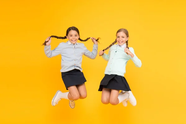 La scuola secondaria. Ragazzi studenti carini. Studentesse migliori amici alunni eccellenti. Studentesse uniforme scolastica aspetto ordinato. L'amicizia scolastica. Giorno della conoscenza. Giorno scolastico momenti allegri divertenti — Foto Stock