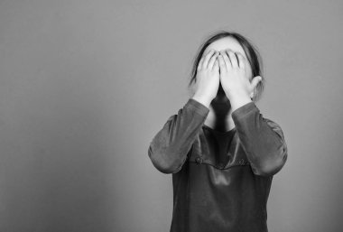 Duygusal kontrolü kaybetti. Kız küçük çocuk duygusal yüz ifadesi. Neredeyse delirmis. Unleashed duygular kavramı. Umutsuz bebek. Duygusal yüz küçük kız mor arka plan. Duygularını durduramam.