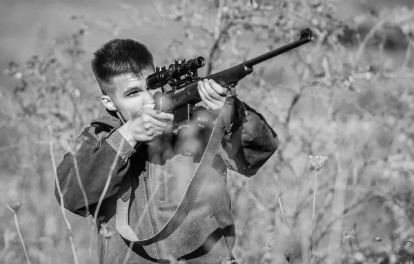 Hombre apuntando a fondo la naturaleza objetivo. Apuntando habilidades. Cazador de rifle. Permiso de caza. Cazador barbudo pasar tiempo libre de caza. Equipo de caza para profesionales. La caza es un pasatiempo masculino brutal —  Fotos de Stock