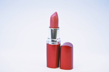 Ruj için profesyonel makyaj. Bazı Parlatıcı dudak için ekleme. Dudak bakım kavramı. Beyaz zemin üzerine ruj. Suya dayanıklı yüksek kaliteli ruj ürün. Olması gerekir. Güzellik trend. Günlük makyaj