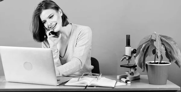 Bra affär. sekreterare använder mobiltelefon på arbetsplatsen. affärskvinna pratar på telefon. data och information. Affärskommunikation. kvinna med Mikroskop på bordet. kvinna arbetar i Office på laptop — Stockfoto