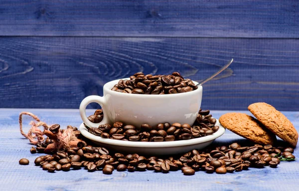 영감과 에너지 충전을 위한 음료. 컵 풀 커피 브라운 볶은 콩 블루 나무 배경입니다. 카페인 개념. 카페 음료 메뉴. 귀리 쿠키와 커피 휴식. 신선한 볶은 커피 콩 — 스톡 사진