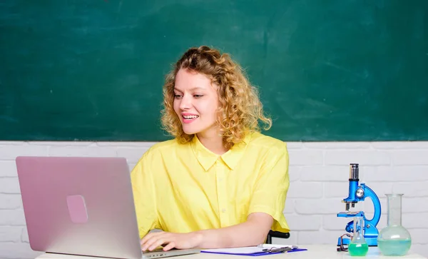 Educatief programma voor begaafde jongeren. Solliciteer voor Grant en beurs getalenteerde student. Start eigen onderzoeksproject. Universitair student of school leraar. Student meisje met laptop en Microscoop — Stockfoto