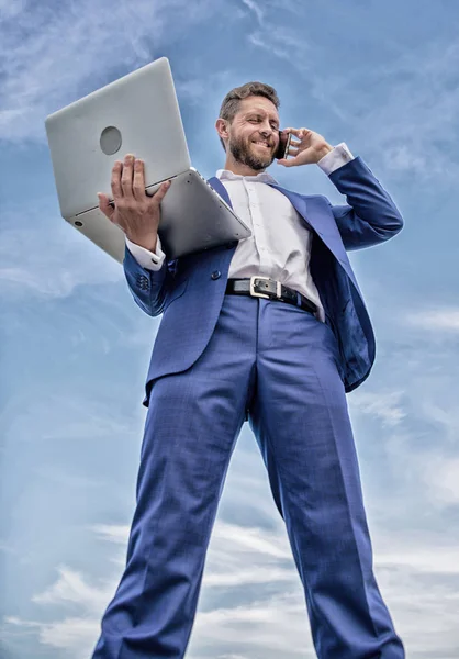 Guy formell kostym modern teknik manager entreprenör svar telefonsamtal. Mannen välvårdade affärsman rymmer laptop medan tala telefon blå himmel bakgrund. Alltid i touch. Kommunicera skicklighet — Stockfoto