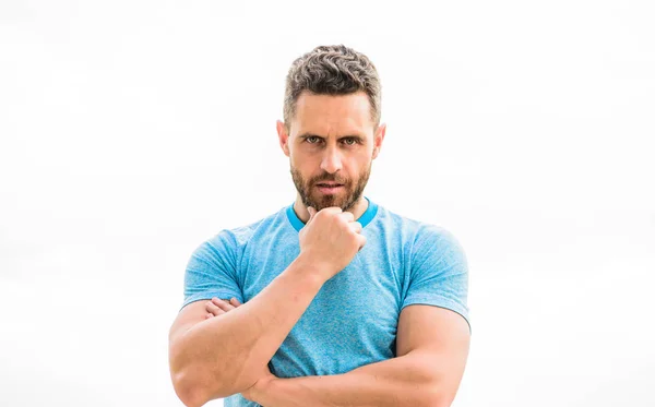 Atleta uomo in t-shirt sportiva blu. abbigliamento sportivo moda. maschio muscoloso con barba. uomo premuroso isolato su bianco. sportivo con corpo atletico. allenatore in palestra fitness. dopo l'allenamento. Rilassati dopo il treno — Foto Stock