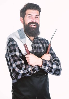 İdeal profesyonel araç kümesi. Paslanmaz çelik araçları tutarak mutlu hippi. Sakallı adam elinde Barbekü araçlarıyla. Spatula ile araç kümesi kullanarak ve çatal ızgara yemek ızgara