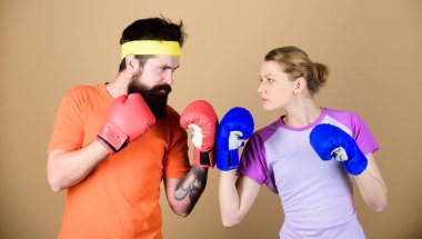 Herkes için spor. Amatör boks kulübü. Eşit olasılıklar. Güç ve güç. Boks eldivenli erkek ve kadın. Aile savaşı. Boks sporu konsepti. Çift kız ve hipster boks pratik