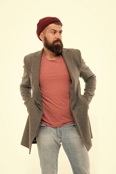 Człowiek Brodaty hipster stylowe modny płaszcz i kapelusz. Stylowy strój akcesorium jasny kapelusz. Strój trend mody. Stylowy strój casual na sezon jesień i wiosna. Odzież męska i koncepcja mężczyzna moda — Zdjęcie stockowe