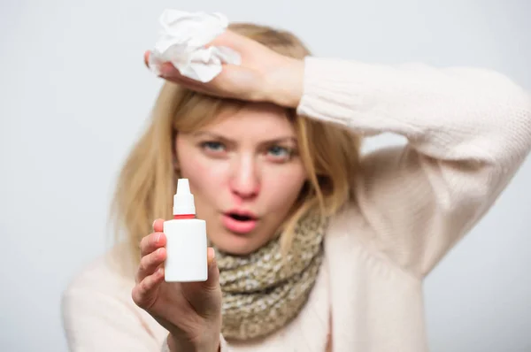 Non spruzzarti in bocca. Donna malata che spruzza farmaci nel naso. Donna carina che allatta raffreddore nasale o allergia. Ragazza malsana con naso che cola usando spray nasale. Trattamento della rinite allergica o fredda — Foto Stock