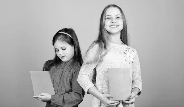 Les sœurs choisissent des livres à lire ensemble. Adorables filles aiment les livres. Journal secret ou journal personnel. Intelligent, c'est génial. Enfants filles avec des livres ou des blocs-notes. Éducation et littérature pour enfants. Conte de fées préféré — Photo