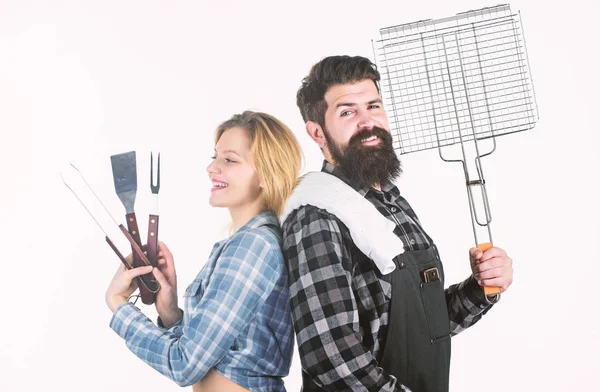 Um churrasco compacto de aparência moderna. Casal com grelha para grelhar. Grelhar é uma forma saudável de cozinhar alimentos. Reunião familiar com grelhar mangal. Homem barbudo e bonito menina segurando grelhar grelha — Fotografia de Stock