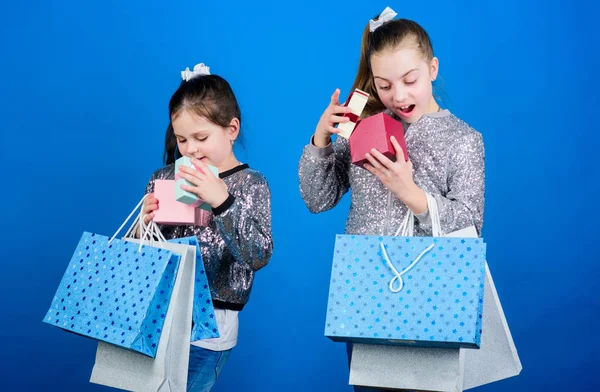 Bevásárló-nap. Gyerekek divat. Lányok nővérek barátok bevásárló táskák, kék háttér. Minden termék kézbesítve Önnek. Vásárlás és vásárlás. Fekete péntek. Eladás és kedvezmény. Gyerekrakás csomagok — Stock Fotó