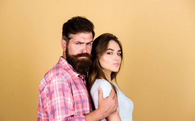 Çok yakın. Erkek kucaklaşma güzel bir kadın. Esmer kız ile sakallı hipster sarılmak. Tutkusunu hisset. Hassas dokunuş. Aşık şehvetli bir çift. Aşk konsepti. Evliliği korumak için destek. Romantik coupe. Aşk hissi