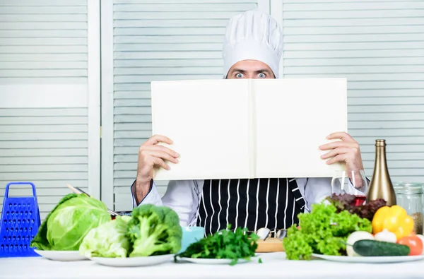 Kulinariska receptbok koncept. Förbättra matlagning skicklighet. Nyttig bok för matlagning. Starta kulinarisk karriär. Ultimate Cooking Guide steg för steg. Boka recept kopiera utrymme. Man i hatt och förkläde Läs bok — Stockfoto
