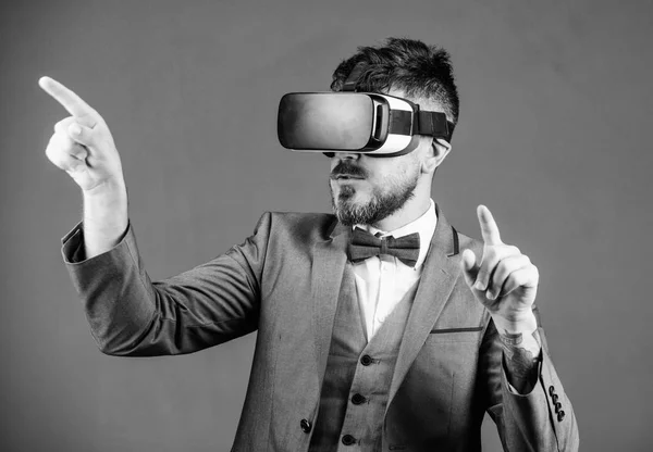 Innováció az üzleti életben. virtuális valóság szemüveg. Modern üzlet. Digitális jövő és innováció. a szakállas férfi vezeték nélküli VR szemüveget visel. a VR headset üzletember. Vizuális valóság. a jövőbeli technológia használata — Stock Fotó