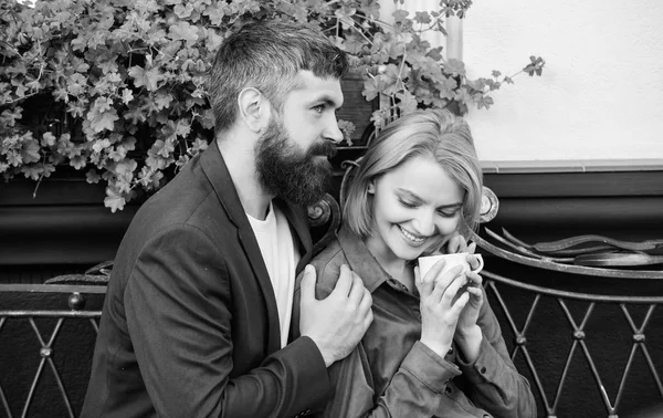 Me siento juguetón. encuentro de chica y hombre maduro. mujer y hombre con barba relajarse en la cafetería. hipster barbudo y chica beben café. Pareja enamorada en una cita romántica. Café matutino. Sin cuidado y sin prisas —  Fotos de Stock