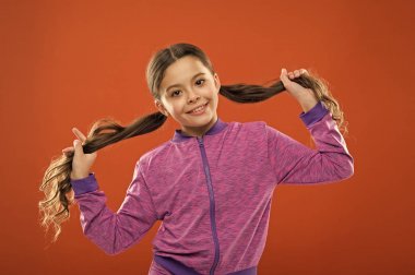 Küçük kız çocuğu. Kuaför çocuklar için. Çocuk günü. Mutlu küçük çocuk portresi. Çocuk moda ve spor giyim. çocukluk mutluluk. Aile. Uzun saçlı mutlu küçük kız. Merhaba