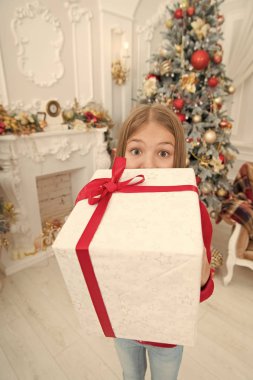 Noel zamanı vermek için geldi. Yeni Yılınız Kutlu Olsun. Kış. Noel ağacı ve hediyeler. Xmas online alışveriş. Aile tatili. Xmas önce sabah. Küçük kız. Çocuk keyfini çıkarın tatil