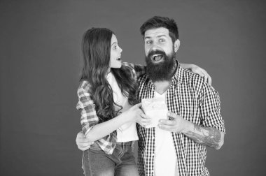 Biz bir aileyiz. Babalar günü. çocuk günü. Küçük çocuk babasını seviyor. babası ile mutlu küçük kız. Aile bağları. baba ve kızı kucaklamak. kendiniz hediye yapın. hediye kutusu. Bu hediye sizin için