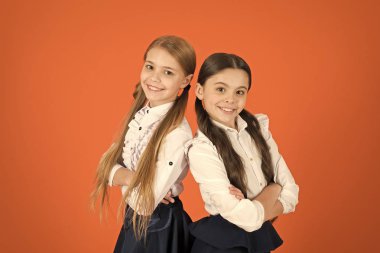 Geleneksel siyah ve beyaz. Küçük kızlar okul üniforması giyiyor. Okul çocukları ile moda ileri bakmak. Şirin kız öğrenciler. Pigtails küçük kızlar okul için giyinmiş. Geri okul moda