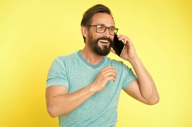 Sakallı adam. Sakallı, olgun bir hippi. Yüz bakımı. Erkek modası. Bıyıklı, vahşi, beyaz bir hippi. Telefonda konuşan mutlu adam. Hoş sohbetti. İyi iş konuşması.