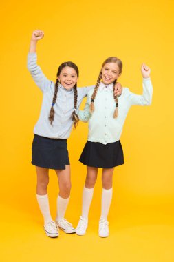 Yine Eylül. Çocukluk mutluluğu. Okul günü eğlenceli, neşeli anlar. Çocuklar sevimli öğrenciler. Liseli kızların en iyi arkadaşları mükemmel öğrencilerdir. Liseli kızlar, düzgün görünümlü okul üniformaları. Okul arkadaşlığı