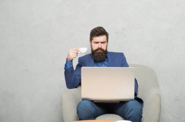 Reklam cılık ve pazarlama konusunda uzmanlaşmıştır. Pazarlama uzmanı müşterileri ile etkileşim için sosyal medya izleme. İşadamı oluşturma şirketler pazarlama stratejisi. Online pazarlama taşıyan yönetici