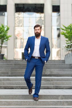 Kurucu başarılı iş. İş dünyasını fethedin. Sakallı adam işe gidiyor. Başarı için motive. Modern şehirde iş adamı. İş gününün başlangıcı. Ofis çalışanı güvenle merdivenlere adım