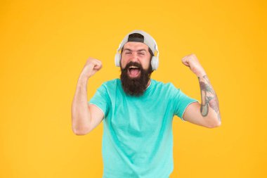 Ekolayzır oyuncu ayarları. Bas düşük ses. Hipster kulaklık gadget. İlham verici bir şarkı. Müzik kütüphanesi. Ritmi hisset. Sakallı adam müzikten hoşlanır. Yaşam tarzı müzik hayranı. Müzik kablosuz kulaklık dinleyen adam