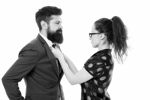 La mujer arregla su corbata masculina. pareja formal de negocios. negocios con asistente personal. elegante sexy mujer la fijación de sus amantes bowtie. Preparación para la fiesta. fiesta corporativa en la oficina. Sr. Perfección — Foto de Stock