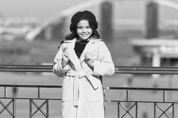 Tendenza stile francese. Passeggiata rilassata spensierata. Benefici per la salute del camminare. Ragazza adorabile bambino camminare sfondo sfocato. Ragazza alla moda godere di camminare nella soleggiata giornata primaverile. Berretto bambino luminoso berretto e cappotto caldo — Foto Stock