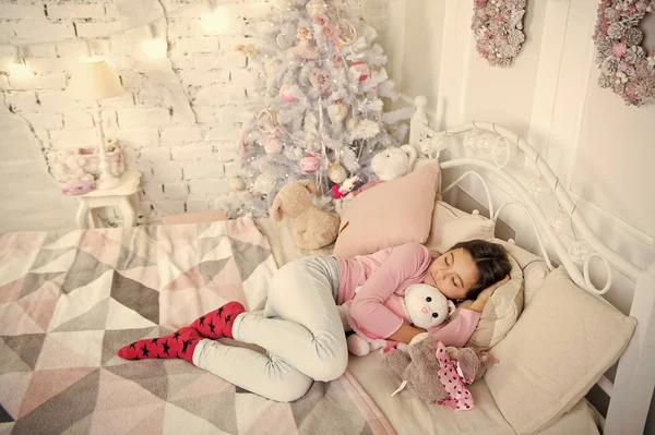 クリスマス プレゼント子供女の子。クリスマス前に朝。睡眠。明けましておめでとう。クリスマスの買い物。サンタを待っています。冬。家で眠っている小さな女の子。クリスマス家族の休日。メリークリスマス — ストック写真