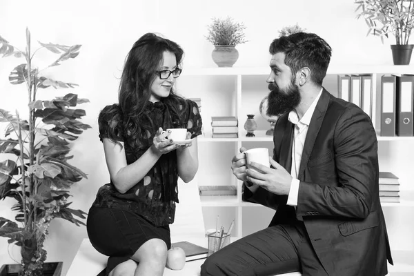 Mężczyzna i kobieta przyjemna rozmowa podczas przerwy na kawę. Dyskutujemy o biurowych plotkach. Poproś o rekomendacje. Czas na kawę. Kilku współpracowników odpręża się przy kawie. Przerwa na kawę z kolegą — Zdjęcie stockowe