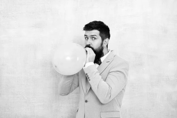 Homem noivo azul smoking arco gravata segurar balão de ar. Divertido casamento. Groom hipster barbudo se divertindo com balão de ar. O meu dia feliz. Um tipo feliz de bom humor. Divertimento e conceito de felicidade. Vamos divertir-nos — Fotografia de Stock