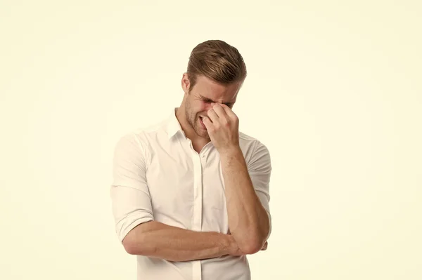 Retrato de moda do homem. homem cansado isolado em branco. Negócios. Cuidados faciais. Moda masculina. Empresário. Homem barbudo. após a semana de trabalho duro. A tomar grandes decisões. Escolha difícil de fazer — Fotografia de Stock