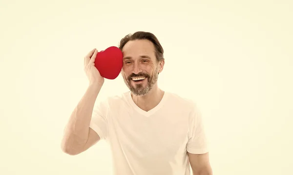 Cadeau coeur présent. Salutation de cœur sincère. Un hipster barbu tient le cœur. Un romantique tombe amoureux. Célébrez la Saint Valentin. Concept d'amour et sentiments romantiques. Attribut coeur de valentine — Photo