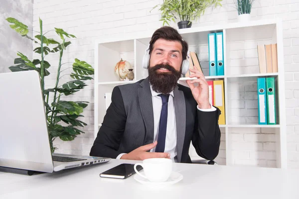 Música motivacional. Agente de seguros contable relajándose con música favorita. Un exitoso hombre de negocios. Trabajador de oficina escuchando audífonos musicales. Buen humor e inspiración. Concepto de resistencia al estrés — Foto de Stock