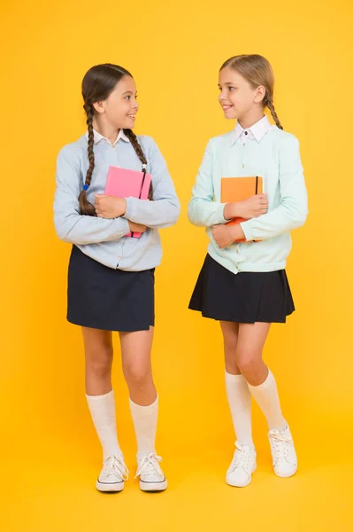 Día del conocimiento. Colegialas mejores amigos excelentes alumnos. Secundaria. Colegialas aspecto ordenado uniforme escolar. Amistad escolar. Divertidos momentos alegres del día escolar. Niños lindo estudiantes — Foto de Stock