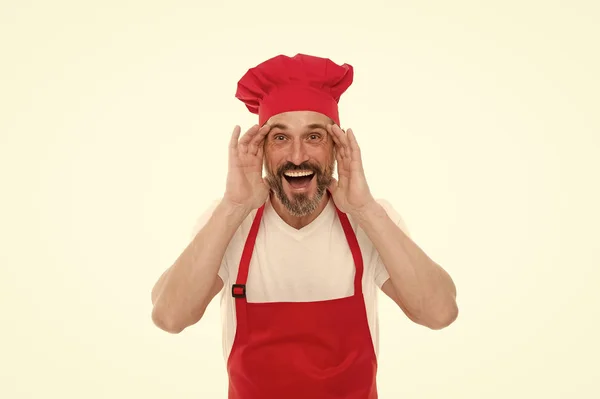 ¿Me oyes? Hombre maduro barbudo en sombrero de chef y delantal. Cocinero senior con barba y bigote con delantal babero. Cocinero jefe maduro en delantal de cocina rojo. Cocina casera —  Fotos de Stock