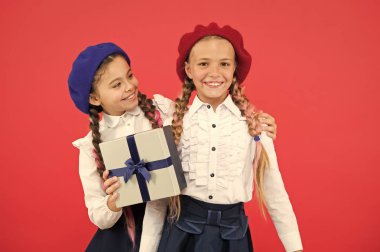 Onun için hediye. Doğum günü sürprizi. Arkadaşı için mevcut veren küçük kız. Mutlu çocuklar küçük hediye kutusu ile şerit yay ile sarılmış. Tatil kutlaması zevk küçük çocuklar. Doğum günün kutlu olsun