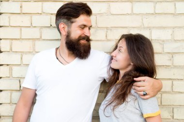 Seni çok seviyorum. Tuğla duvarda aşık şehvetli çift. Sakallı adam güzel bir kadına sevgiyle sarılıyor. Acımasız hipster ve seksi kadın Erotik aşk