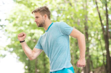 Çalışan. enerji dolu sporcu. adam spor açık yapma. spor giyim moda. sağlık ve fitness. başarıya koşmak. dayanıklılık ve dayanıklılık. aerobik ve anaerobik yük. ilk olmak için çalıştırın. adam koşucu