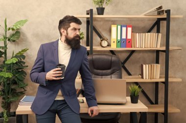 Rahat üst yönetici kahve içme. Adam sakallı Yöneticisi işadamı girişimci tutun bir fincan kahve. Enerji içeceği zevk patron. Sıcak kahve ile çalışan başlangıç gününü. Office kahve kültür faydaları