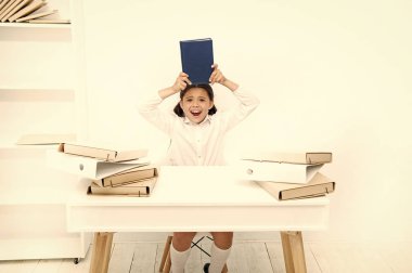 Örgün eğitim sorunları. Geri okul kavramı. Eğitim yorgun şirin çocuk. Sıkıcı ders. Sıkıcı görev ev ödevi. Sıkıcı görevi kurtul. Kız sıkılmış öğrenci klasör ve kitaplar ile masa başında oturmak