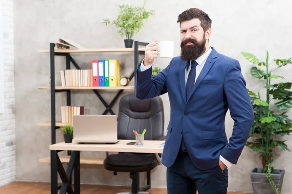 El café siempre es una buena idea. Comience el día con café. La gente exitosa bebe café. Café relajante. Jefe disfrutando de la bebida energética. Adicta a la cafeína. Hombre barbudo hombre de negocios celebrar taza stand oficina — Foto de Stock